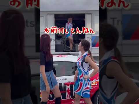 【女装】レースクイーンの撮影に乱入するアホの弟www