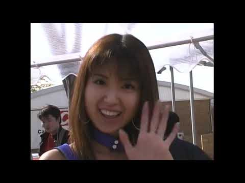 サーキット・笑顔で手を振る三好さやかさんのドアップ映像・レースクイーン